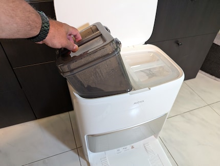 Die Basisstation mit dem dunklen Schmutzwassertank und dem hellen Frischwaschertank.