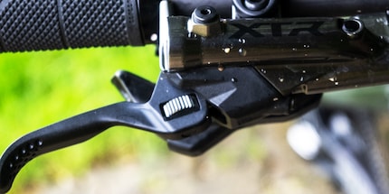 Das Einstellrad für die Griffweite ist nur eines der Features am neuen XTR-Bremshebel.
