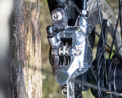 Der Bremssattel von Shimano mit 4-Kolben-Design.