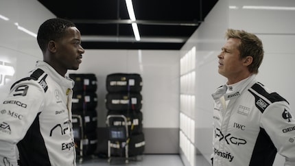 Damson Idris (links) spielt eine Art junge Version von Lewis Hamilton – einfach deutlich weniger erfolgreich.
