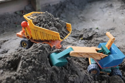 Altes Traumduo: Fisher-Price-Laster und Lena-Robust-Bagger.