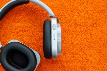 The roller and paddle are located on the back of the right ear cup.