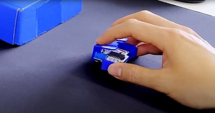 Der YouTuber Juskim testet seine selbstgebaute Mini-Gaming-Maus.