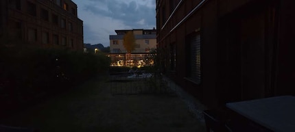 Bei schwachem Licht geben die Kameras beider Geräte schnell ab.