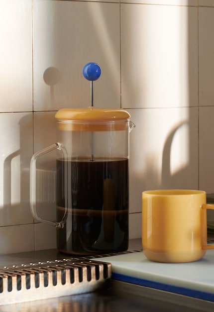 Der French Press Brewer aus Borosilikatglas hat ein farbenfrohes Aussehen.