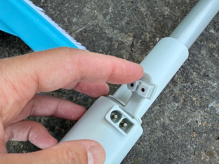 Hier kommt das Ladekabel rein. Der Anschluss ist ansonsten wasserdicht abgedeckt.