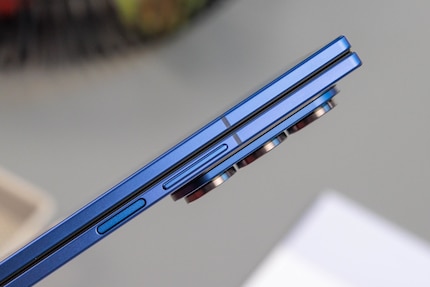 How flat the Fold7 is is not so noticeable without comparison.
