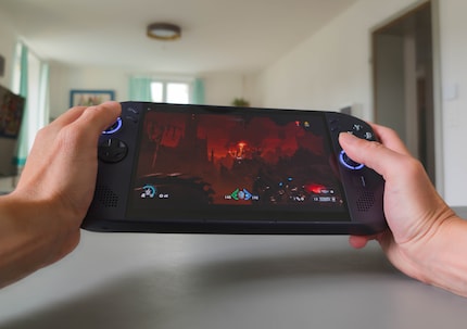 Trotz Grösse und Gewicht liegt das Legion Go S gut in der Hand.