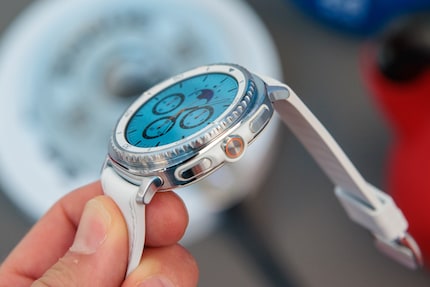 Galaxy Watch8 Classic with bezel and Quick Button.