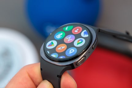 You operate the Galaxy Watch8 via the touchscreen and two buttons on the right-hand side.