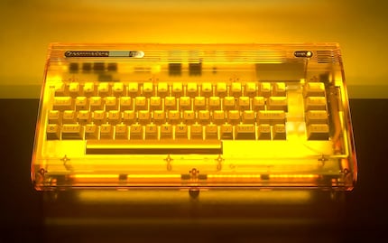 Die goldene Founders Edition mit Bernsteingehäuse und 24-Karat-Goldabzeichen.