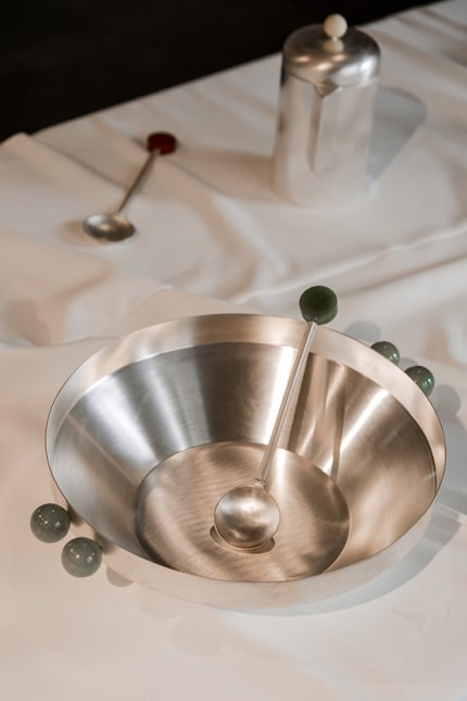 Bei dieser Salatschüssel trifft grüner Quarz auf versilbertes Messing.