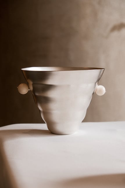 Lebt von der konischen Silhouette, den Rillen, aber vor allem von den recycelten Kugeln: Vaso Michelin.