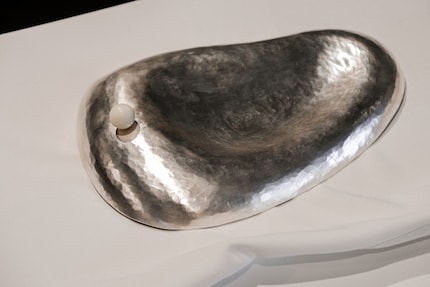 Ear Plate wurde mit einer Hammerschlag-Technik gefertigt und mit einer Steinkugel akzentuiert.