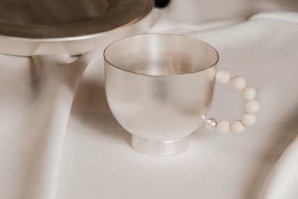 Die Perlina-Tasse kombiniert eine schlanke Form mit dekorativen Lapislazuli-Steinen.