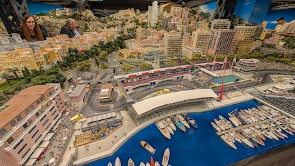 Sicht über den Hafen zur Rennstrecke von Monaco.