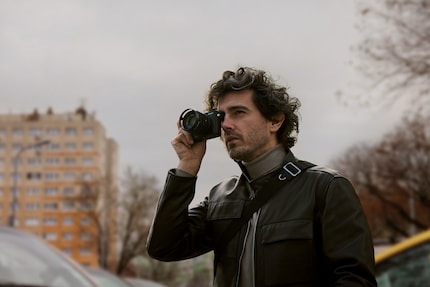 Mit einem Gewicht von 498 Gramm wiegt die Sony RX1R III ein Drittel weniger als die Leica Q3. Sie ist auch etwa 40 Prozent weniger voluminös.