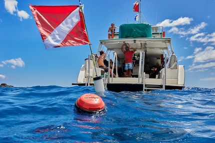 Die Crew auf dem Boot erhält Informationen über Tiefe und Distanz der Tauchenden.