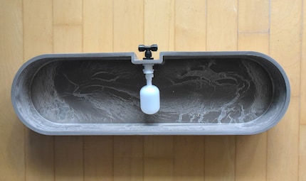 Das Reservoir speist so viel Wasser über das T-Stück (schwarz), bis das Schwimmerventil (weiss) den Maximalstand erreicht hat.