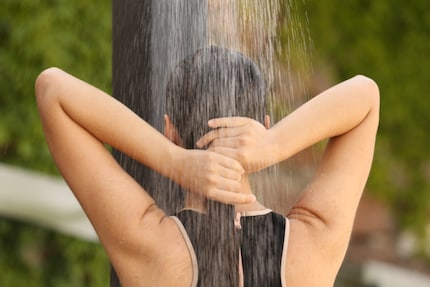 Im Sommer am See, im Freibad oder am Meer fiel es mir immer schon leicht(er), mich kalt abzuduschen. Mir diese Situationen vorzustellen vor der morgendlichen Eisdusche, hilft mir.