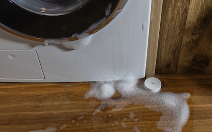 Place a water detector on the floor so that it detects leaks in good time.