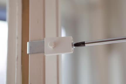 Schritt 1: Einmal den Klemmträger mit dem Schraubenzieher anziehen.