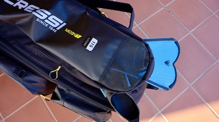 Nass und nicht fürs Innenfach geeignet: In der belüfteten Tasche finden Flossen und Neoprenfüsslinge Platz.