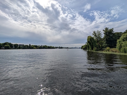 The Alster is an idyll in the middle of the big city.