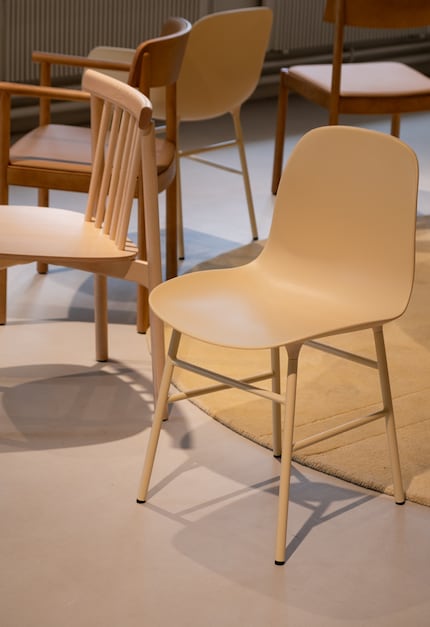 Ganz in Butter: Der Form Chair Stacking im trendigen Look.