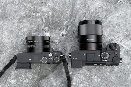 Die Alpha 7C R (rechts) mit einem 35-mm-Objektiv wirkt auf dem Papier ähnlich wie die RX1R III, fühlt sich in der Realität aber völlig anders an.