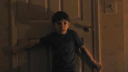 Nur der kleine Alex (Cary Christopher) blieb von der mysteriös verschwundenen dritten Klasse übrig.