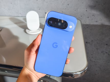 Das Google Pixel 10 zum Jubiläum im altbekannten Indigo – mit einer Kamera mehr.