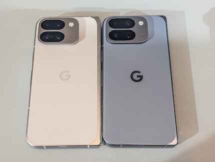 Das Pixel 10 Pro Fold rechts ist kaum zu unterscheiden vom älteren Modell links.