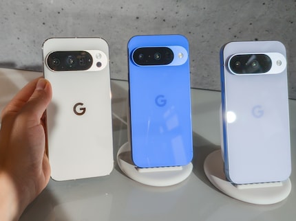 Links das Pixel 10 Pro im Vergleich zum Pixel 10 mittig und rechts. Auch das Weiss ist ein anderes.