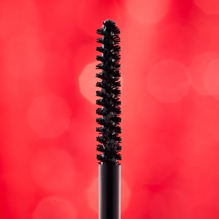 Ideal für die kurzen Wimpern am unteren Lid: die schmale, drahtgebundene Bürste der neuen Long & Curl Mascara.