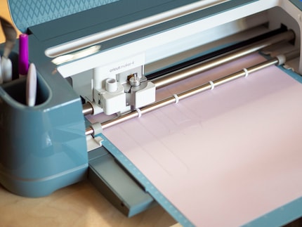 Wenn du keine Cricut-«Smart»-Materialien benutzt, musst du dein Trägermaterial auf einer Matte fixieren.