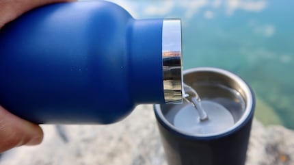 Die Outin Nano funktioniert ohne Stromanschluss mit kaltem Wasser aus der Trinkflasche.