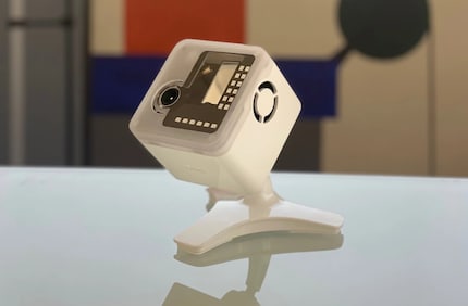 This is what «Iris» from Bzigo looks like. But woe betide you if a mosquito flies into the shadow of the sensors...