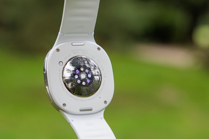 Die Sensoren auf der Rückseite der Galaxy Watch 8 erfassen unterschiedliche Daten. 