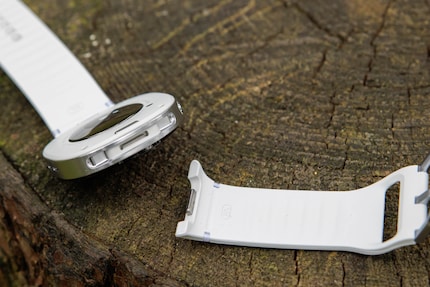 Das Armband lässt sich ohne Werkzeug tauschen.