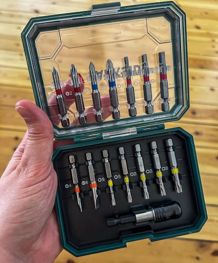 Falls du keinen ganzen Satz Schraubenzieher kaufen willst, kannst du auch Bits nehmen. Sie werden einfach auf einen Griff gesteckt.