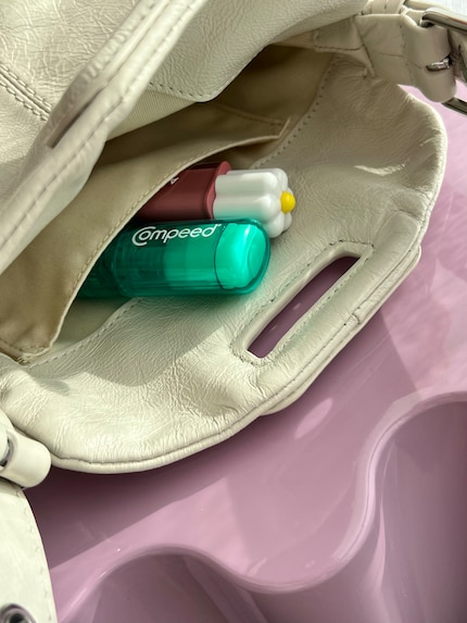 Der Stick ist etwa so gross wie ein Lippenstift und lässt sich gut in der Tasche verstauen.