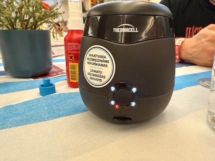 Diese Lichterkombination heisst: Gerät in Betrieb, aber Akku so gut wie leer.