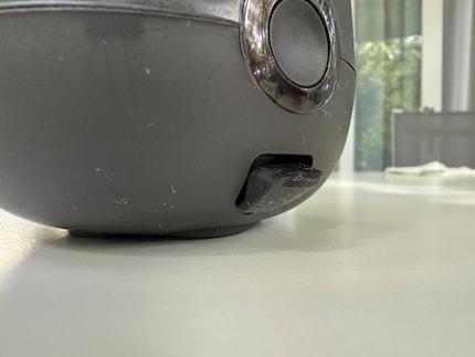 Unschön: Die Gummiabdeckung der USB-C-Ladebuchse schliesst schon nach kurzer Zeit nicht mehr richtig.