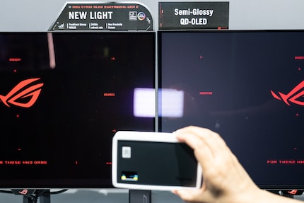 Links das neue Tandem OLED von LG mit «TrueBlack Glossy», rechts ein QD-OLED-Panel von Samsung mit Semi-glossy-Beschichtung.