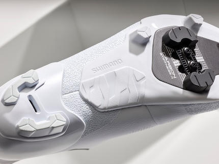 Die Pontons am neuen Gravelschuh sind Teil der Cleats selbst.