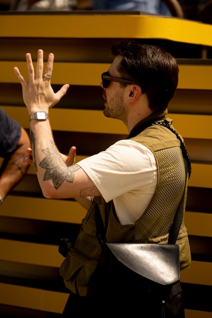 High five to all analogue watch fans.