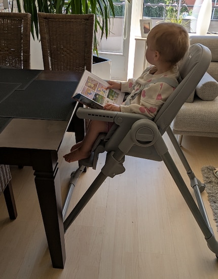 Gibt es nichts zu essen, kommt das Tablett weg. Das Kind sitzt bequem, kommt nur nicht allein hoch