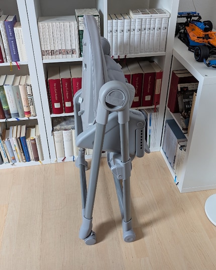 Zusammengeklappt benötigt der Stuhl nicht viel Platz. Genau so habe ich mir das vorgestellt.