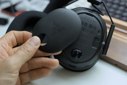Mit den abnehmbaren Seitenteilen personalisiere ich das Headset.